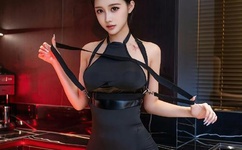 老师扒开粉嫩小泬让我添